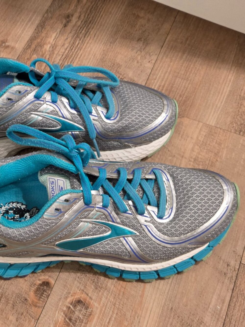 Brooks Women’s Adrenaline GTS 16, Size 7.5, Silver Teal Running Sneakers Shoes